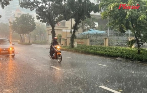 Thời tiết TPHCM ngày 29/8: Chiều tối mưa dông, biển Đông gió giật cấp 8