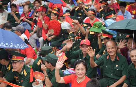 Dành vị trí đẹp nhất trên đường diễu binh cho những người từng đi qua lửa đạn