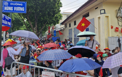 “Biển người” chật kín vỉa hè, đội nắng chờ lễ tổng duyệt