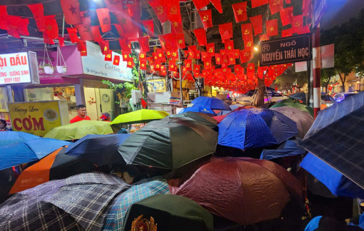 Hà Nội mưa xối xả, biển người vẫn không rời vị trí chờ xem tổng duyệt A80