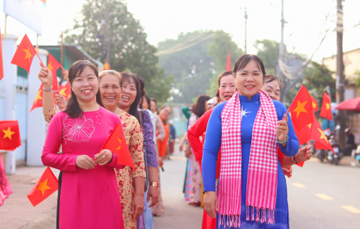 Mừng Quốc khánh, phụ nữ phường Long Bình diễu hành và tặng quà cho người dân có hoàn cảnh khó khăn