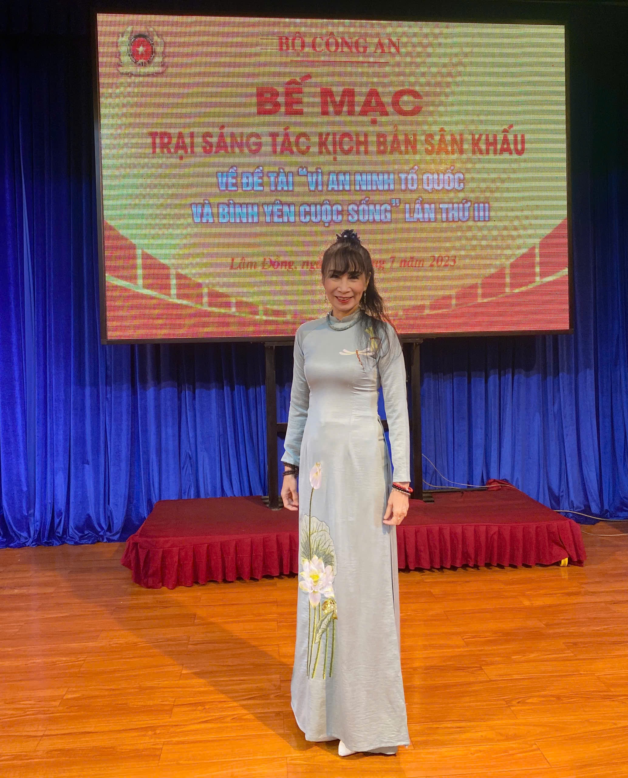 Nhà văn Hoài Hương thường xuất hiện trong các sự kiện với bộ áo dài Việt duyên dáng
