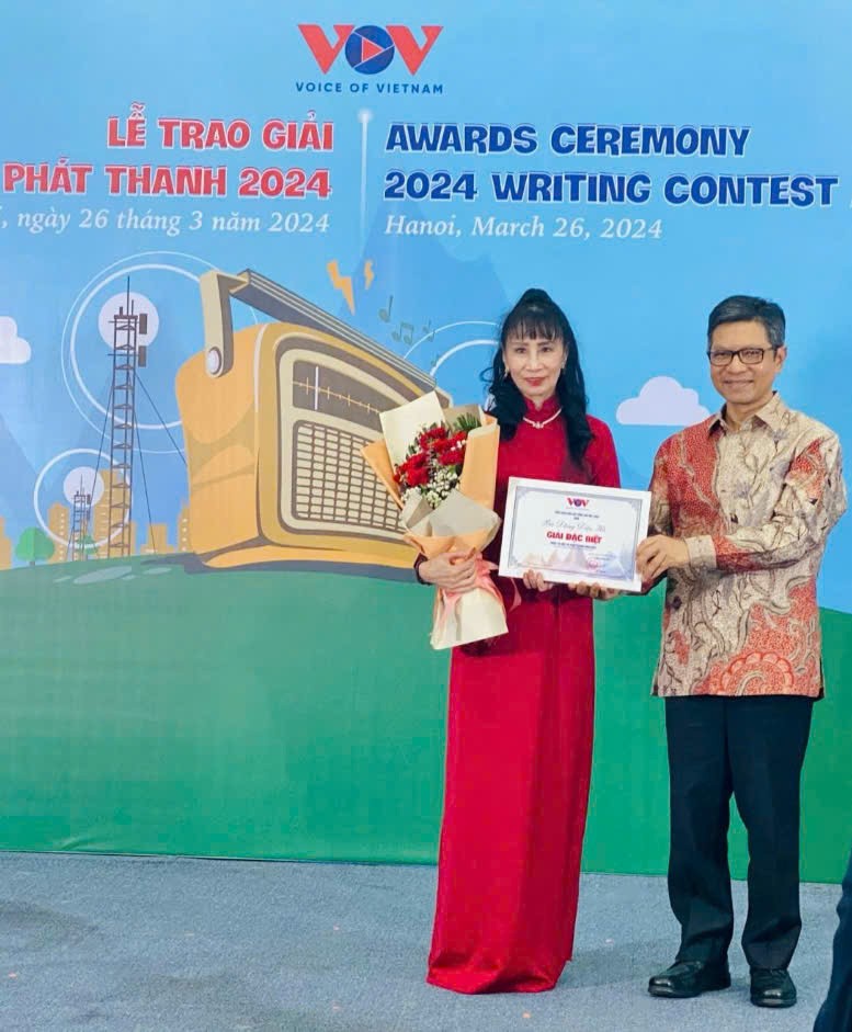 Nhà văn Hoài Hương nhận giải thưởng về đề tài phát thanh năm 2024