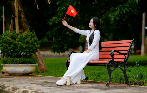 Áo dài thướt tha hòa cùng sắc cờ đỏ sao vàng ở Đắk Lắk