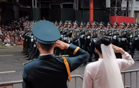 Cặp đôi chụp ảnh cưới tại Tổng duyệt A80