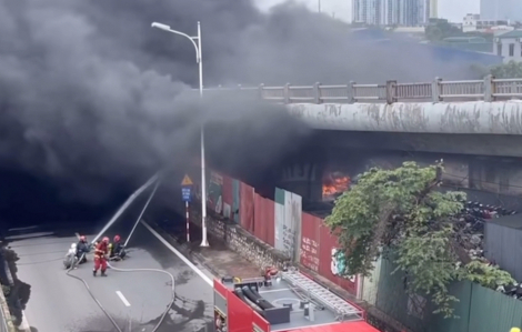 Cháy bãi xe ở Hà Nội, khói đen bay ngợp trời