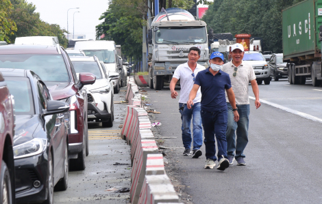 Cửa ngõ TPHCM kẹt xe ngày đầu nghỉ lễ Quốc khánh, tài xế mở cửa tán gẫu, hành khách xuống đi bộ