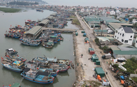 Nghệ An cấm biển, kêu gọi tàu thuyền vào bờ tránh bão số 6