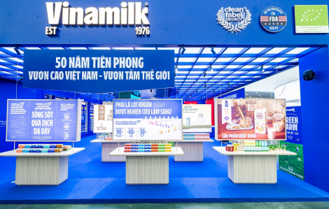 Người dân thích thú trải nghiệm không gian trưng bày của Vinamilk tại triển lãm thành tựu đất nước 80 năm
