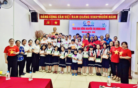 Phụ nữ phường Thạnh Mỹ Tây đồng hành cùng trẻ đến trường