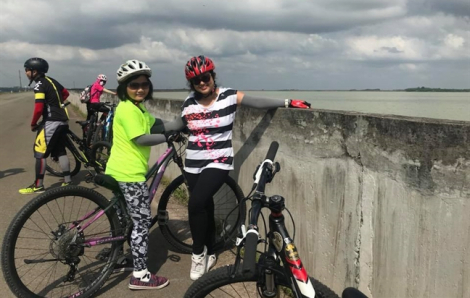 Sát ngày khai giảng, mẹ vẫn cùng con đạp xe vào rừng