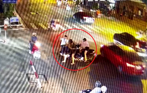 Va quẹt xe, thanh niên bị 2 đối tượng đánh đập trước bến xe Miền Đông