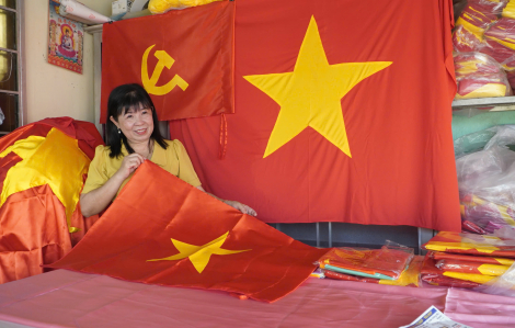 Người phụ nữ hơn 30 năm may cờ tổ quốc