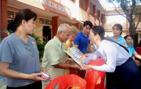 Chăm lo cho người dân, công nhân khó khăn ở phường Linh Xuân
