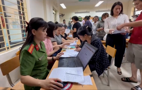 Người dân Hà Nội phấn khởi đi nhận 100.000 đồng quà Tết Độc lập