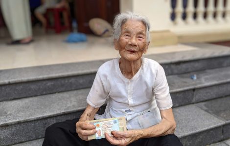 Người dân nhiều nơi phấn khởi nhận quà Tết Độc lập 100.000 đồng/người