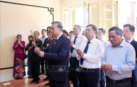 Tổng bí thư Tô Lâm dâng hương tưởng niệm Bác Hồ tại nơi viết Tuyên ngôn Độc lập