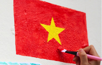 Màu Tổ quốc trong tay con