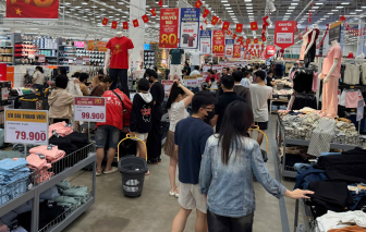 Đông nghịt người tới siêu thị, trung tâm thương mại mua sắm ngày nghỉ lễ 2/9
