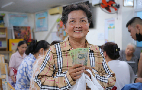 Người dân TPHCM nô nức đi nhận quà Tết Độc lập: “Cảm ơn Nhà nước”