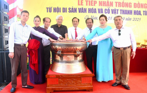 Cà Mau tiếp nhận trống đồng từ Hội Di sản văn hóa và cổ vật Thanh Hoa trao tặng