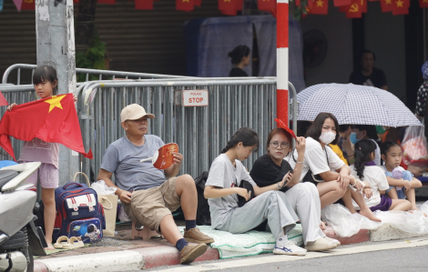 Chưa cấm đường, các tuyến phố có đoàn diễu binh đã kẹt cứng