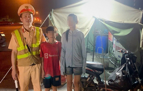 Hai chị em đi xe đạp điện từ Thanh Hóa ra Hà Nội xem diễu binh được CSGT giúp đỡ