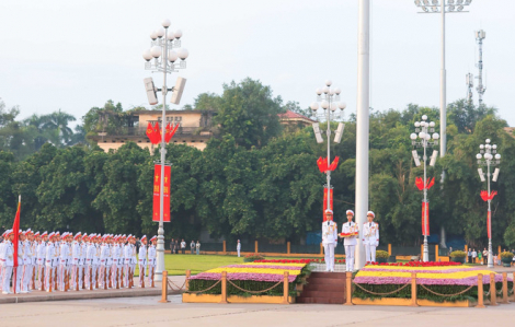 Hàng nghìn người dân tham dự Lễ Thượng cờ tại Quảng trường Ba Đình