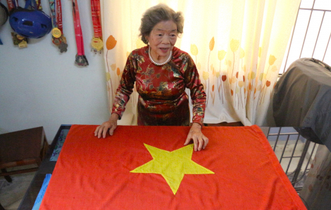 Ký ức những đêm may cờ Tổ quốc giữa rừng sâu của cụ bà 83 tuổi