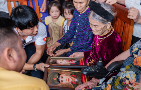 Mẹ Việt Nam Anh hùng xúc động ngắm nhìn 2 con trai liệt sĩ qua ảnh phục dựng