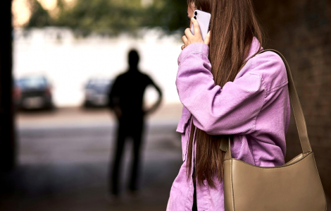 Nỗi ám ảnh từ những kẻ đeo bám