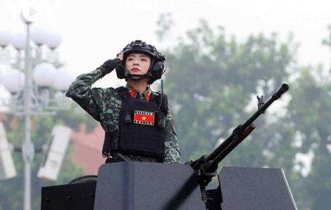 Nữ chiến sĩ đứng trên xe bọc thép diễu binh, thần thái tự tin 'gây sốt'
