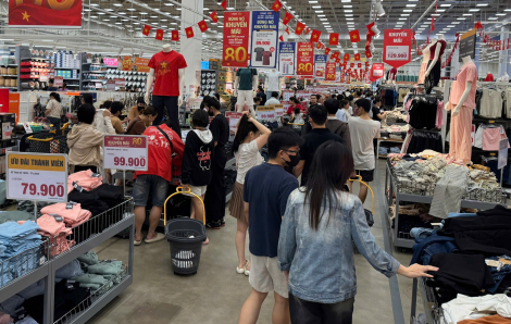Đông nghịt người tới siêu thị, trung tâm thương mại mua sắm ngày nghỉ lễ 2/9