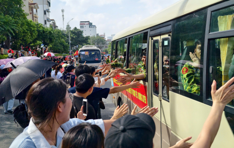 Khoảnh khắc người dân bịn rịn chia tay các khối diễu binh, diễu hành A80