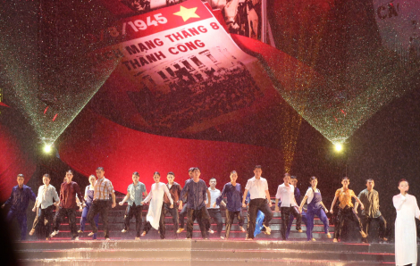 Người dân, nghệ sĩ TPHCM đội mưa cùng hoà nhịp trong chương trình nghệ thuật mừng Quốc khánh