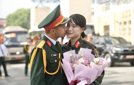 Những màn cầu hôn đặc biệt của chiến sĩ tại Lễ diễu binh A80