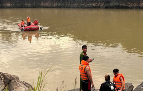 Rủ nhau đi chơi lễ, 3 thanh niên mất tích dưới hồ nước sâu