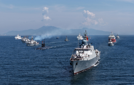 Tàu ngầm, tàu hộ vệ tên lửa lần đầu diễu binh trên biển