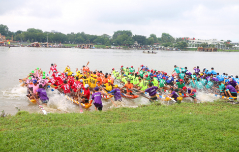 Tưng bừng Giải đua ghe truyền thống trên sông Hương mừng Tết Độc lập
