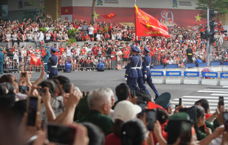 Người dân reo hò không ngớt khi đoàn diễu binh, diễu hành đi qua phố phường Hà Nội
