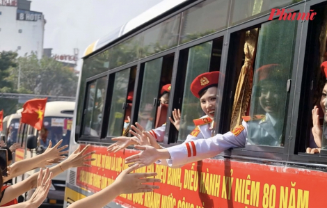 Xúc động cảnh người dân Thủ đô lưu luyến chia tay các khối diễu binh, diễu hành A80