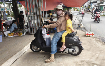 Tôi bất ngờ khi thấy nhiều xe điện chạy trên đường quê