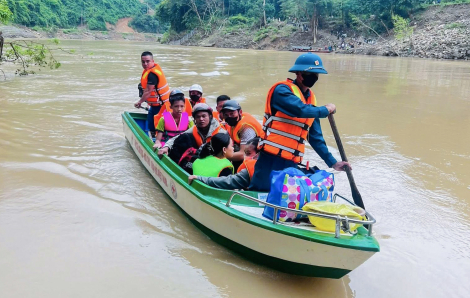 Lập tổ lái đò chở học sinh vượt sông đến trường sau lũ