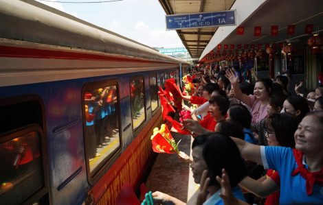 Người dân bịn rịn chia tay cán bộ, chiến sĩ sau khi hoàn thành nhiệm vụ