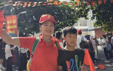 Người mẹ già chăm cháu suốt 1 năm để con gái tham gia diễu binh A80