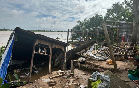 Sạt lở giữa đêm làm sập 2 căn nhà ở An Giang