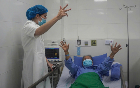 Can thiệp thành công túi phình mạch não cho cụ bà 90 tuổi