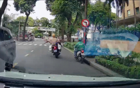 CSGT Rạch Chiếc mở đường đưa ô tô chở bé trai bị co giật đến bệnh viện kịp thời