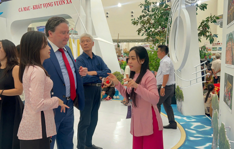 Đại sứ Hoa Kỳ tại Việt Nam tham quan khu trưng bày tỉnh Cà Mau