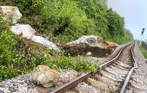 Sạt lở đá ở Quảng Trị, đường sắt Bắc-Nam ách tắc